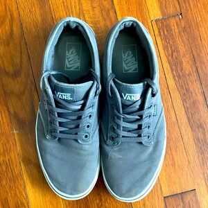 VANS IN A GREY CANVAS WITH WHITE RUBBER SOLE. TIE UP. CUSHIONED SOLE.